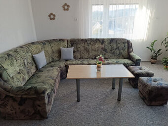 Rohová sedací souprava + stolek + 2x taburet