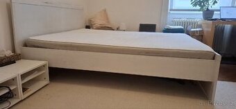 Postel Ikea Malm pro nenáročné spáče