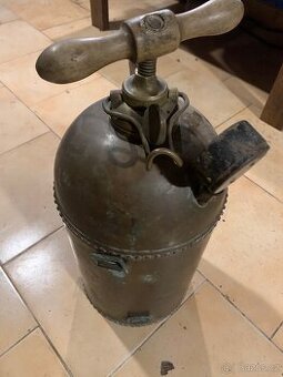 Stará mosazná tlaková nádoba