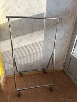Vybavení prodejny - stojan / štendr na oblečení