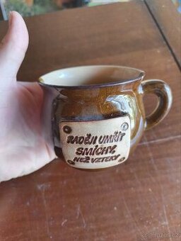 Hrnek s nápisem.
