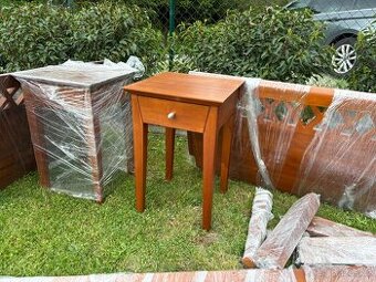 Manželská dřevěná postel