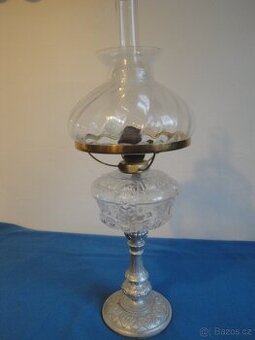 krásná vysoká petrolejová lampa