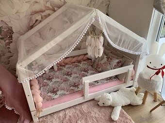 Domečková postel Benlemi dřevěná