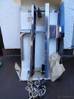 Bezpečnostní kování Rostex se zajišťovací řetízkem