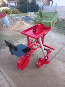 Sazeč česneku a cibule