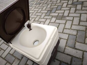 Přenosné chemické wc