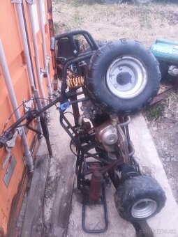 Sbírka čtyřkolek různých