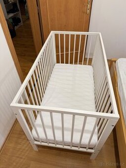 Bílá dětská postýlka s matrací v TOP stavu