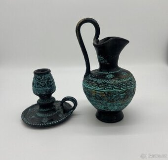 Džbánek s uchem a svícen.