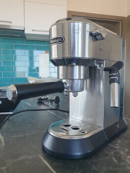 Pákový espresso kávovar Delonghi Dedica EC685