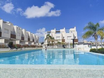 Španělsko, Moderní řadový dům s terasami v Torrevieja