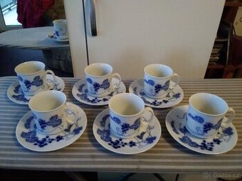 Sada porcelánových šálků s talířky modro bílé.