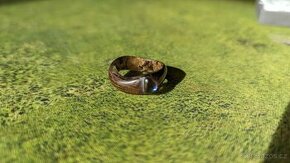 Prsten ze dřeva a pryskyřice s měsíčním kamínkem