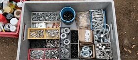 Spojovací materiál,kotvy,matice, šrouby, podložky natukaci