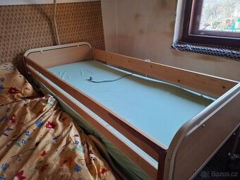 Zdravotní polohovací postel