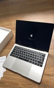 Macbook Pro z roku 2019, nová baterie, nabíječka, kabel