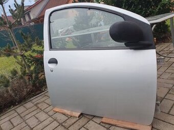 Pravé přední dveře Peugeot 107, Toyota Aygo, Citroen C1
