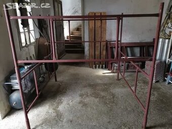 Půjčovna lešení, zvedáků na sádrokarton a přívěsných vozíků - 1