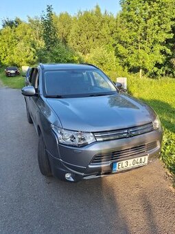Mitsubishi Outlander PHEV - 2014 + zimní kola, odpočet DPH