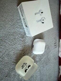 AirPods 4 nabíjecí krabička + pravé sluchátko