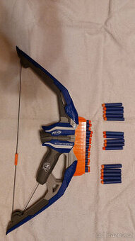 Nerf kuše Zombie strike, luk Nerf Stratobow, pistole X shot.