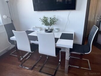 Jídelní stůl a 4x židle
