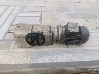 Motor s převodovkou a variátorem č.2