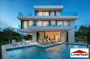 5izb LUXUSNÁ VILA, SUKOŠAN, 15m od mora, bazén, suterén, par - 1