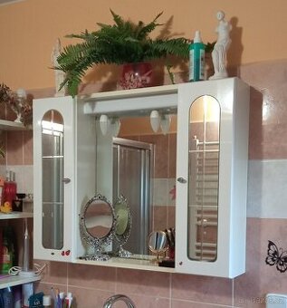 Zrcadlová skříňka s osvětlením