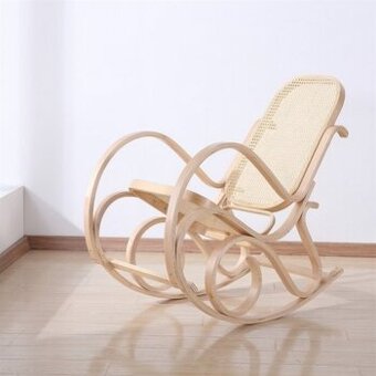Dřevěné houpací křeslo s tradičním ratanovým výpletem