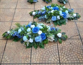 Svatební modrobílé kytky na stoly