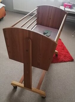 Dřevěná houpací kolebka