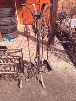 kované nářadí ke krbu + stojan na dřevo