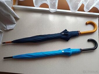 Velké, dřevěné deštníky - i jednotlivě.