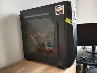 Starší nefunkcni PC jako soubor dilu