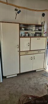 starožitný kredenc