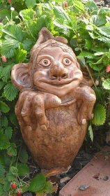 Zahradní dekorace - dubový mužík, skřítek ve váze, skřet