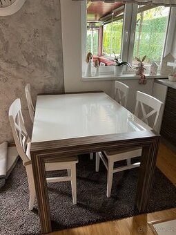 Jídelní stůl se sklem
