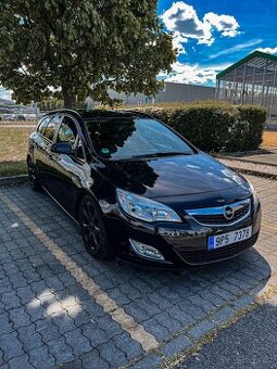 Opel Astra J Sports Tourer ve verzi 1.4 Turbo.