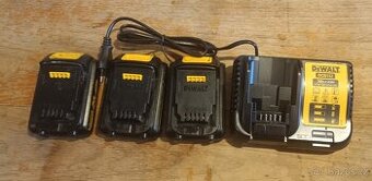 Nabíječka a 3 akumulátory DeWALT 18V