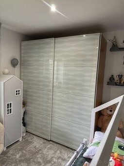 Velká šatní skříň - skleněné dveře