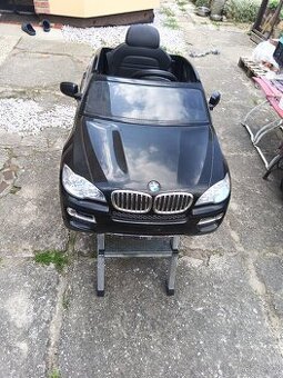 Dětské auto na 12V zn.BMW X6.