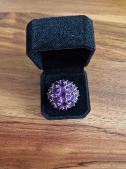 Krásný nový stříbrný prstýnek s fialov. amethysty