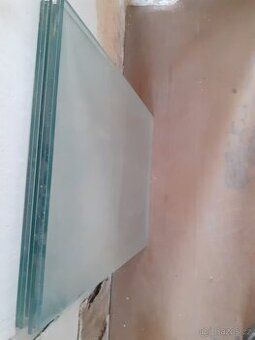 Skleněné police/ sklo