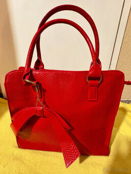 Červená kabelka do ruky z Avonu