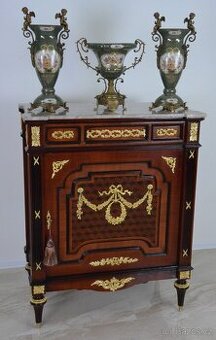 Zámecká intarzovaná komoda zdobená bronzem 120 cm