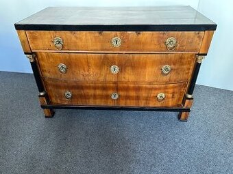 Komoda biedermeier hezký model.
