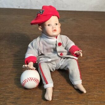značená porcelánová panenka malý baseballista
