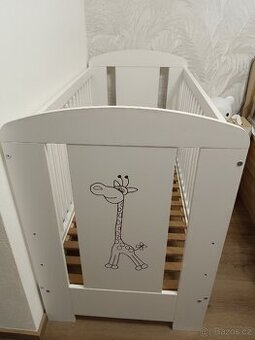 Dřevěná dětská postýlka Žirafa včetně matrace
